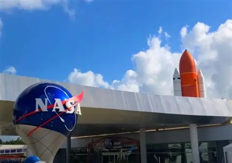 星舰之路坎坷不断，NASA登月梦想再遇波折！时间表摇摆，挑战前所未有。